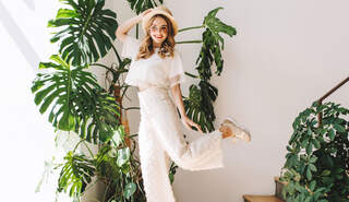 Die 8 wichtigsten Modetrends 2019 | Women's Health Sneaker zum Kleid stylen: So lässig geht der Trend Look