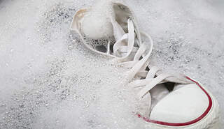 Sneakers Pflege Tipps für Schuhe wie neu | Women's Health Sneakers Pflege Tipps für Schuhe wie neu | Women's Health